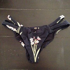 O'Neill cheeky black bottoms size M!